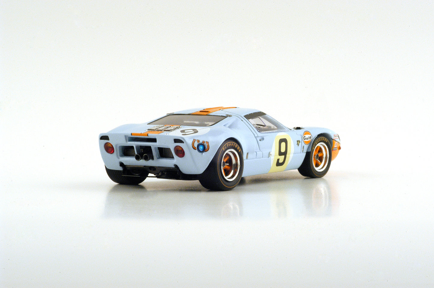 Spark 43LM68 1:43 - Ford GT 40 No.9 Winner 24H Le Mans 1968 P. Rodríguez - L. Bianchi