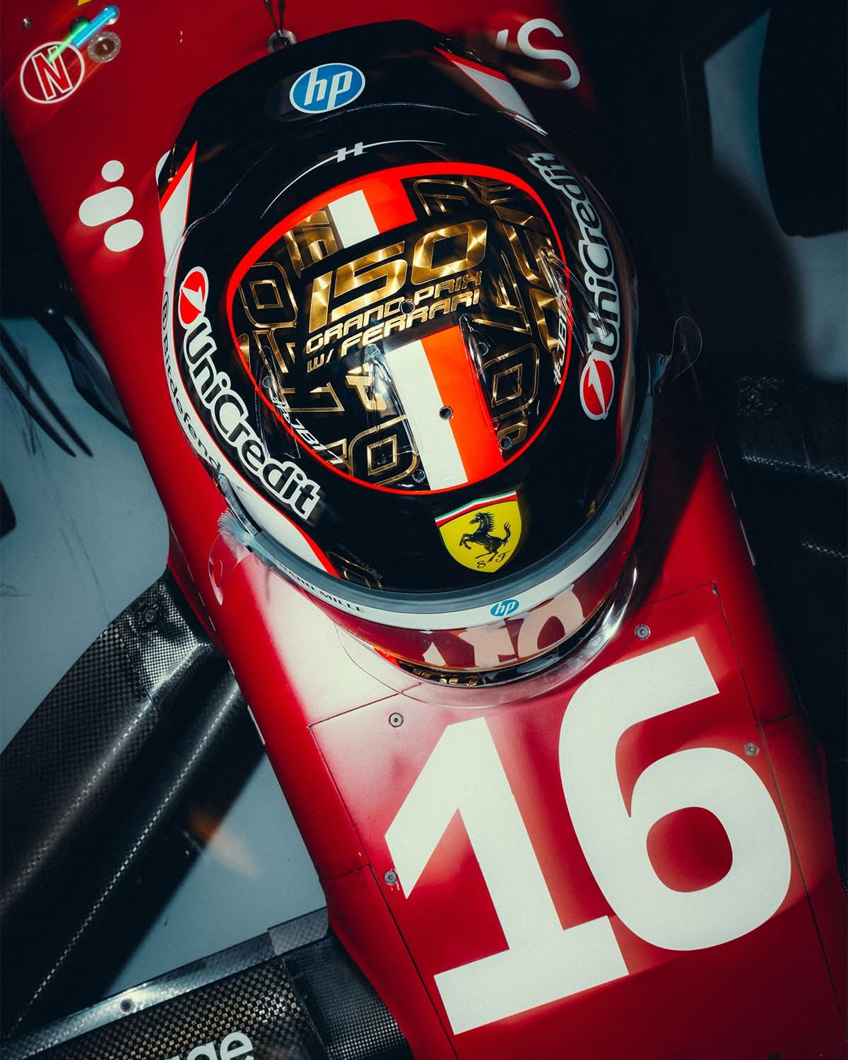 PRECOMMANDE - Looksmart LSHEL028 Casque 1:5 - Charles Leclerc - Scuderia Ferrari HP Abu Dhabi GP 2025