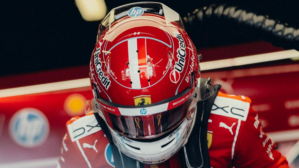 PRECOMMANDE - Looksmart LSHEL030 Casque 1:5 - Charles Leclerc – Scuderia Ferrari HP 2026 Season