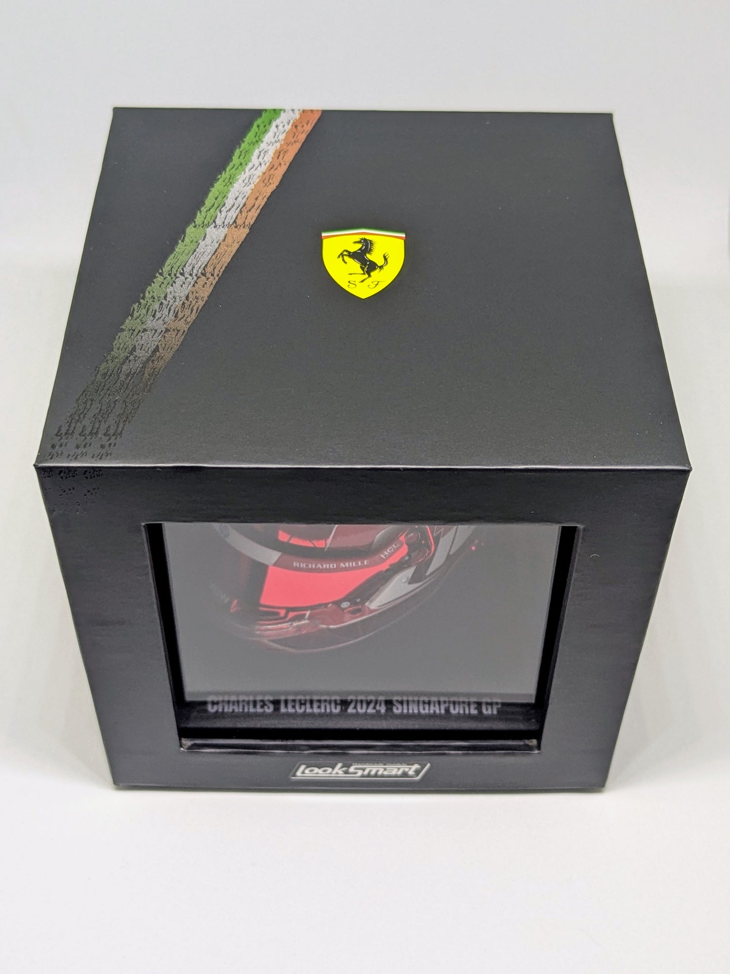 Looksmart LSHEL006 Casque 1:5 - Charles Leclerc – Scuderia Ferrari HP Singapore GP 2024