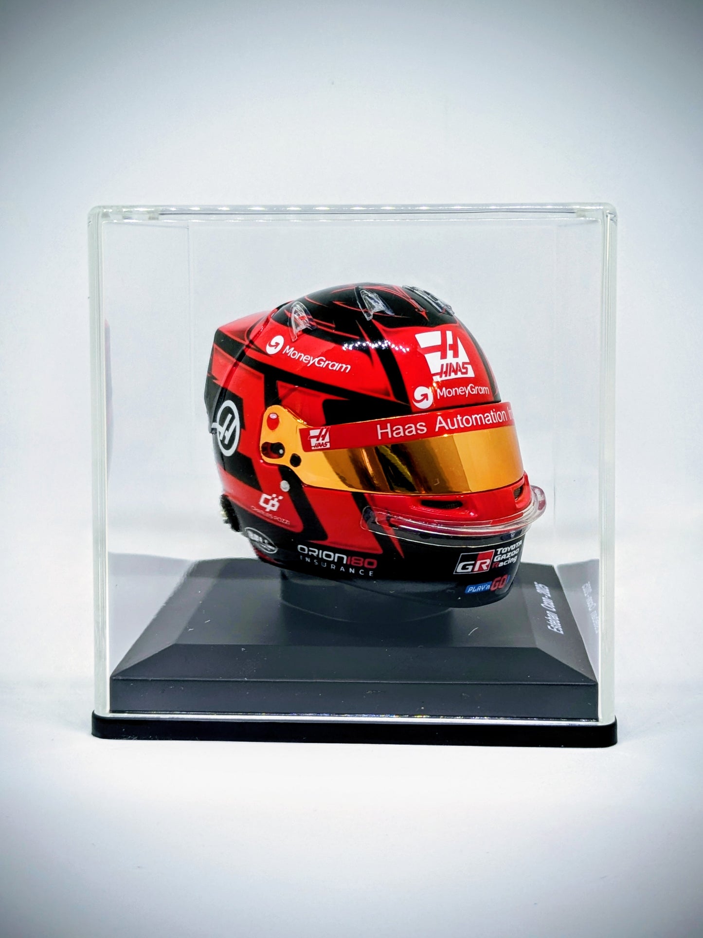 Spark 5HF184 Casque 1:5 - Esteban Ocon - MoneyGram Haas F1 Team 2025