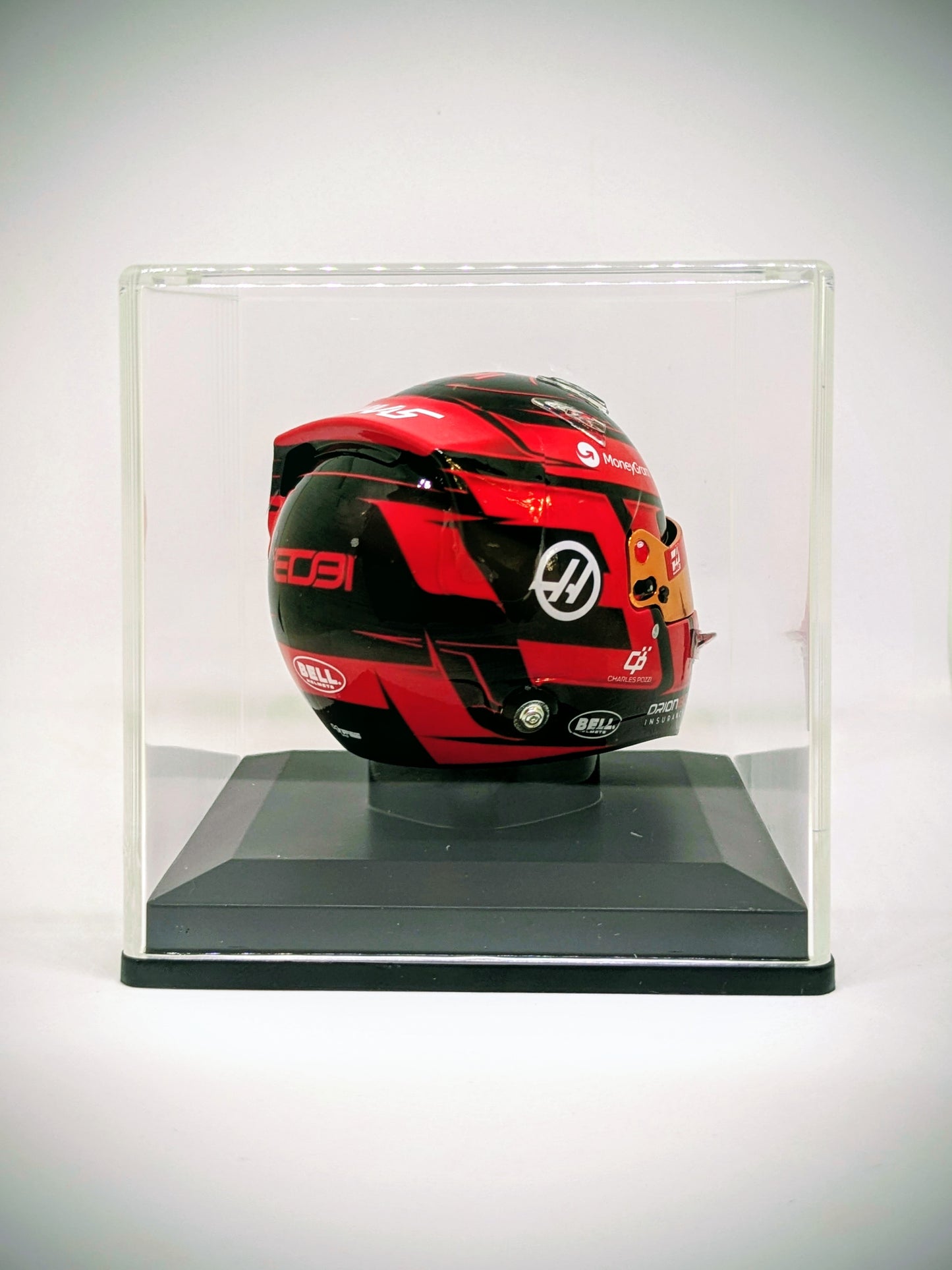 Spark 5HF184 Casque 1:5 - Esteban Ocon - MoneyGram Haas F1 Team 2025