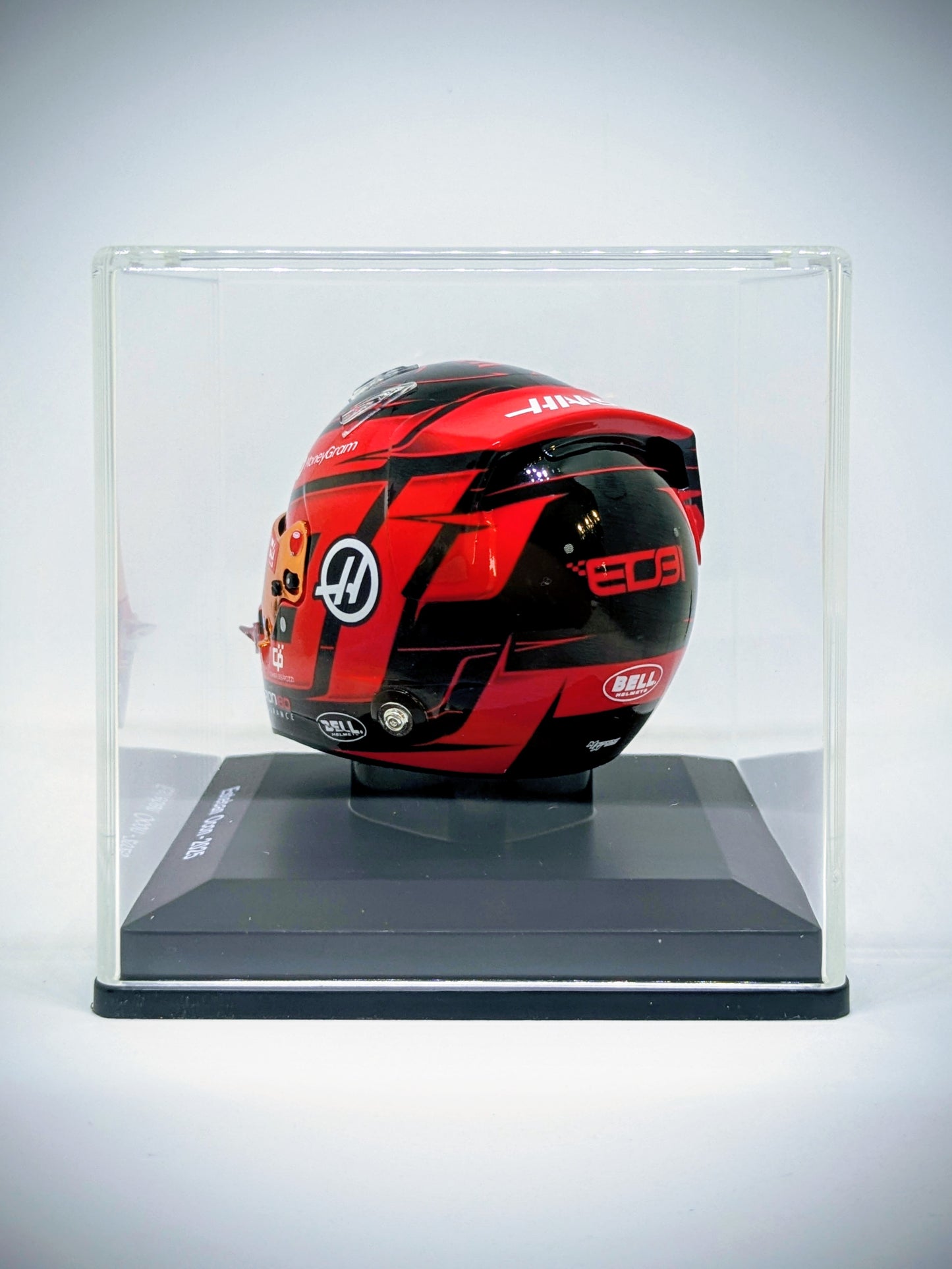 Spark 5HF184 Casque 1:5 - Esteban Ocon - MoneyGram Haas F1 Team 2025