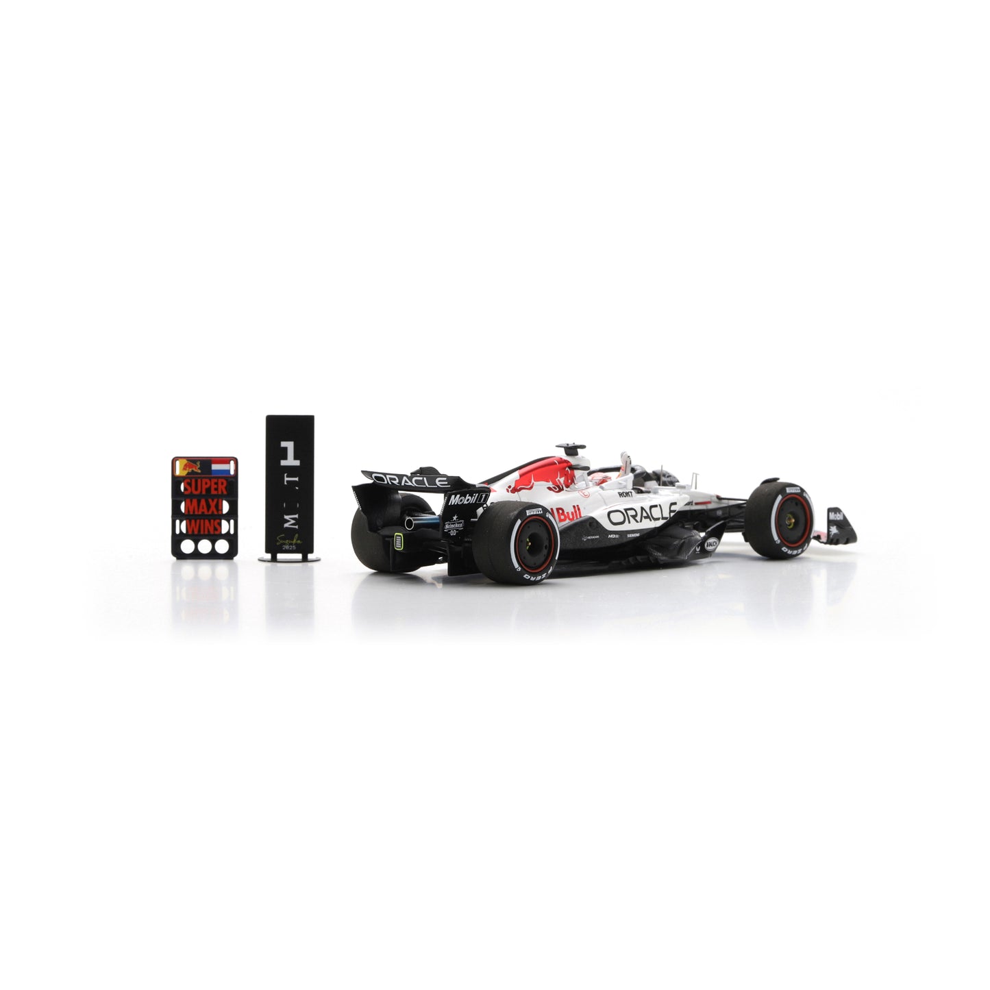 PRECOMMANDE - Spark S9594 1:43 - Red Bull Racing RB21 No.1 Oracle Red Bull Racing Winner Japanese GP 2025 Max Verstappen With Pit Board