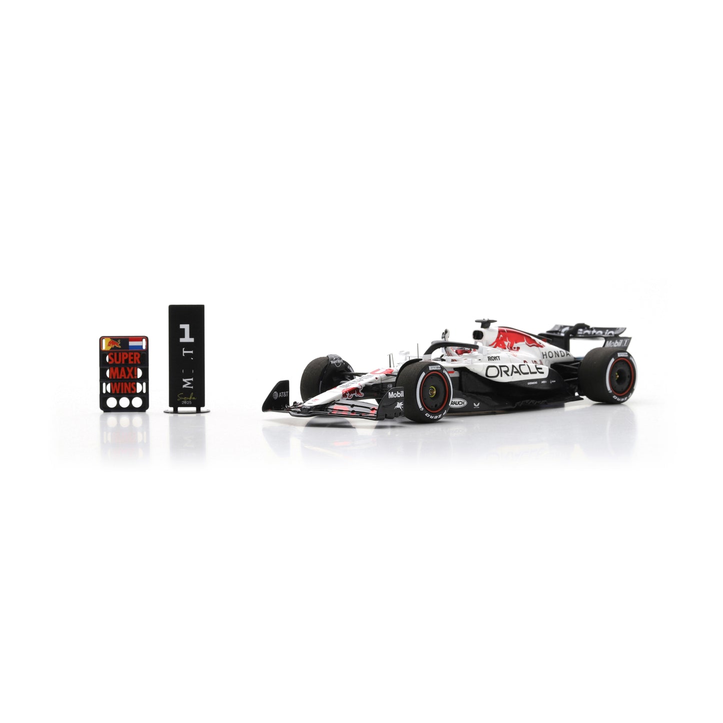 PRECOMMANDE - Spark S9594 1:43 - Red Bull Racing RB21 No.1 Oracle Red Bull Racing Winner Japanese GP 2025 Max Verstappen With Pit Board