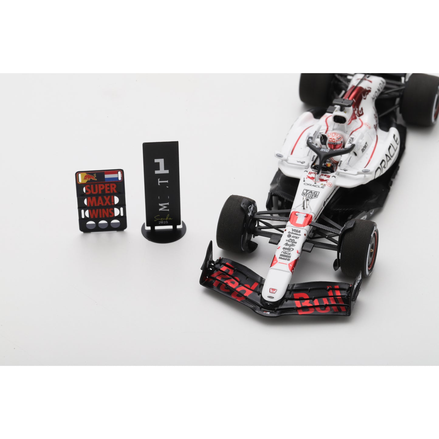 PRECOMMANDE - Spark S9594 1:43 - Red Bull Racing RB21 No.1 Oracle Red Bull Racing Winner Japanese GP 2025 Max Verstappen With Pit Board