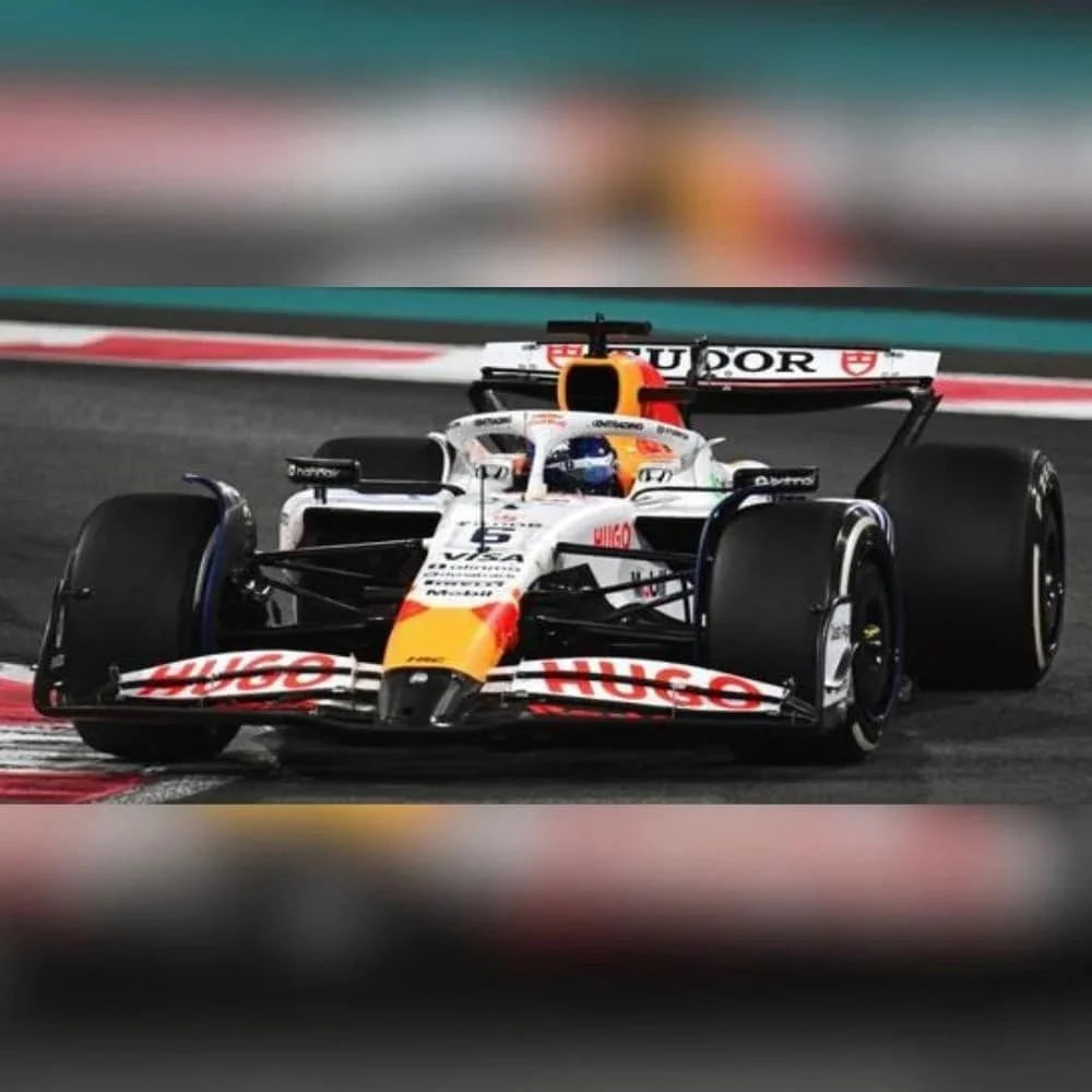 PRECOMMANDE - Spark S9681 1:43 - RACING BULLS VCARB 02 N°6 Visa Cash App Racing Bulls Formula One Team Abu Dhabi GP 2025 Isack Hadjar (with pit board)