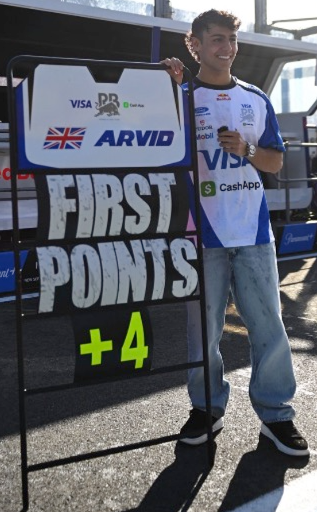 PRECOMMANDE - Spark S9383 1:43 - Visa Cash App Racing Bulls Formula One Team VCARB 03 No.41 8th Australian GP 2026 Arvid Lindblad With pit board