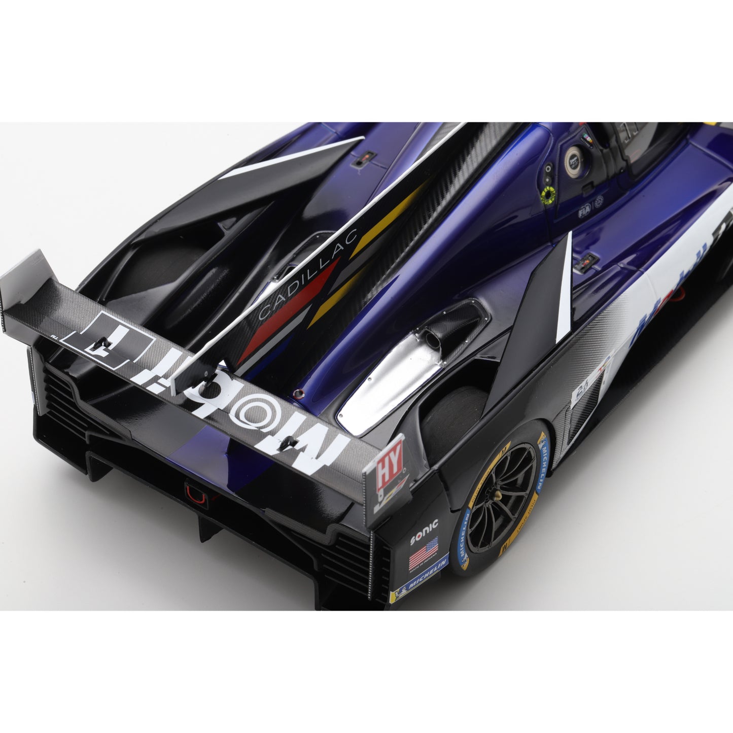 Spark 18S1066 1:18 - Cadillac V-Series.R No.101 CADILLAC WTR Le Mans 24H 2025 R. Taylor - J. Taylor - F. Albuquerque