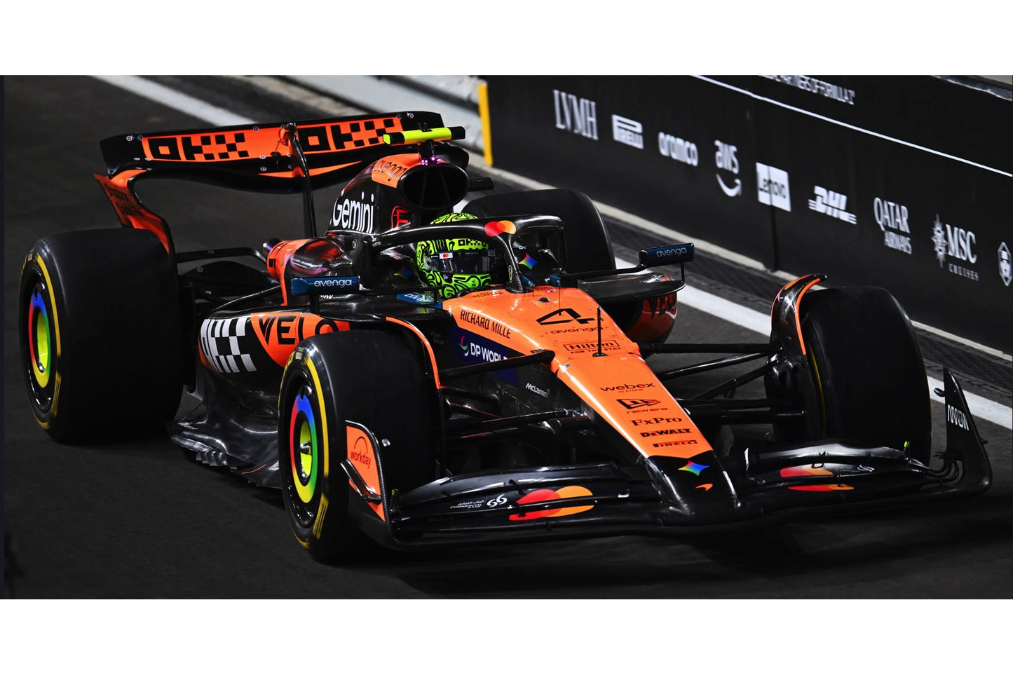 PRECOMMANDE - Spark 64S078 1:64 - McLaren MCL39 No.4 3rd Abu Dhabi GP 2025 Lando Norris F1 Drivers' World Champion 2025 with pit board