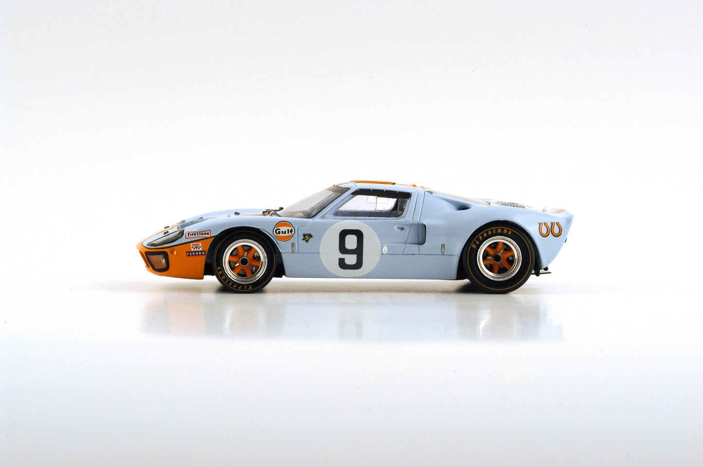 Spark 43LM68 1:43 - Ford GT 40 No.9 Winner 24H Le Mans 1968 P. Rodríguez - L. Bianchi