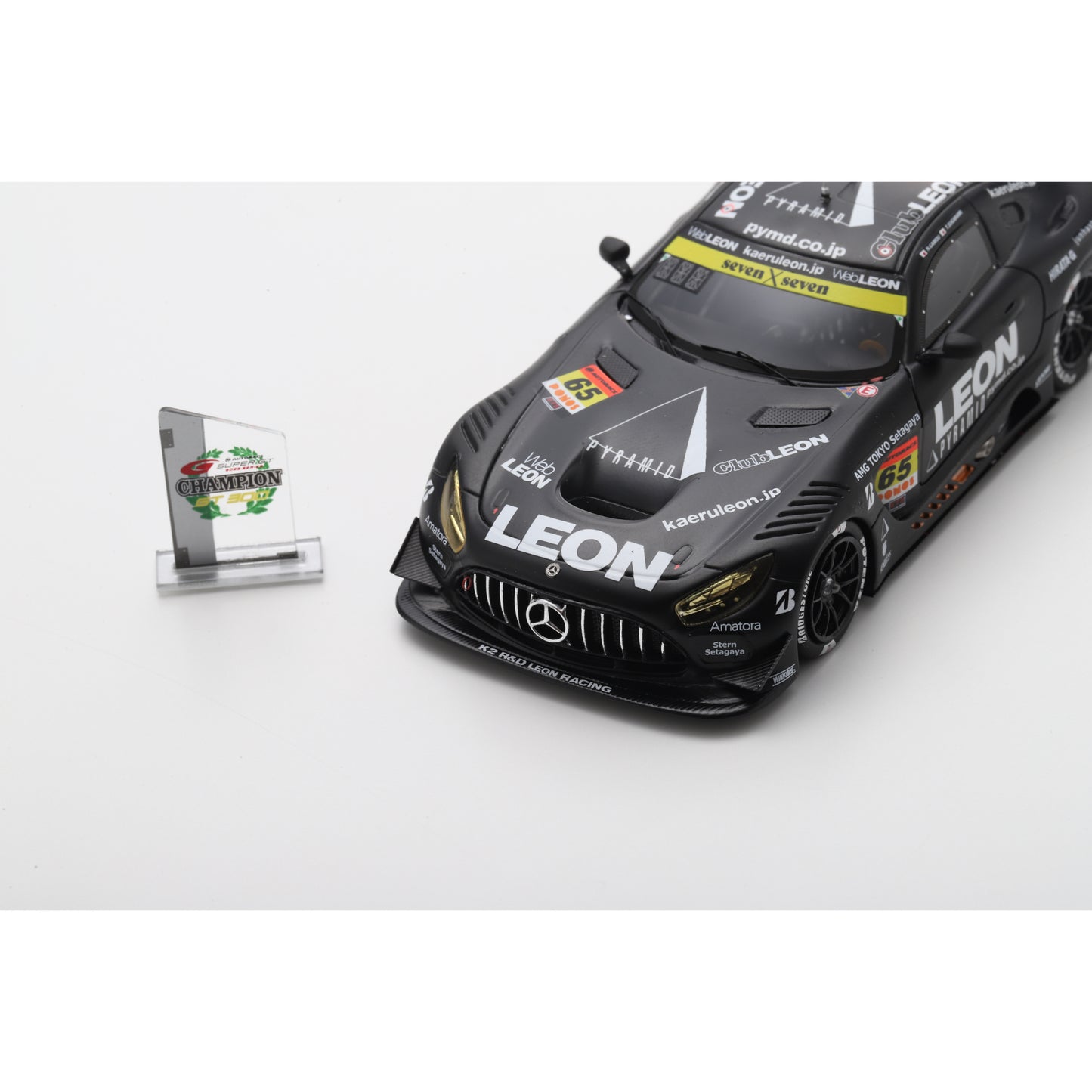 Spark 43SGT2025C3 1:43 - MERCEDES-AMG K2 R&D LEON RACING No.65 GT300 Class Champion SUPER GT 2025 N. Gamou - T. Suganami with Champion board
