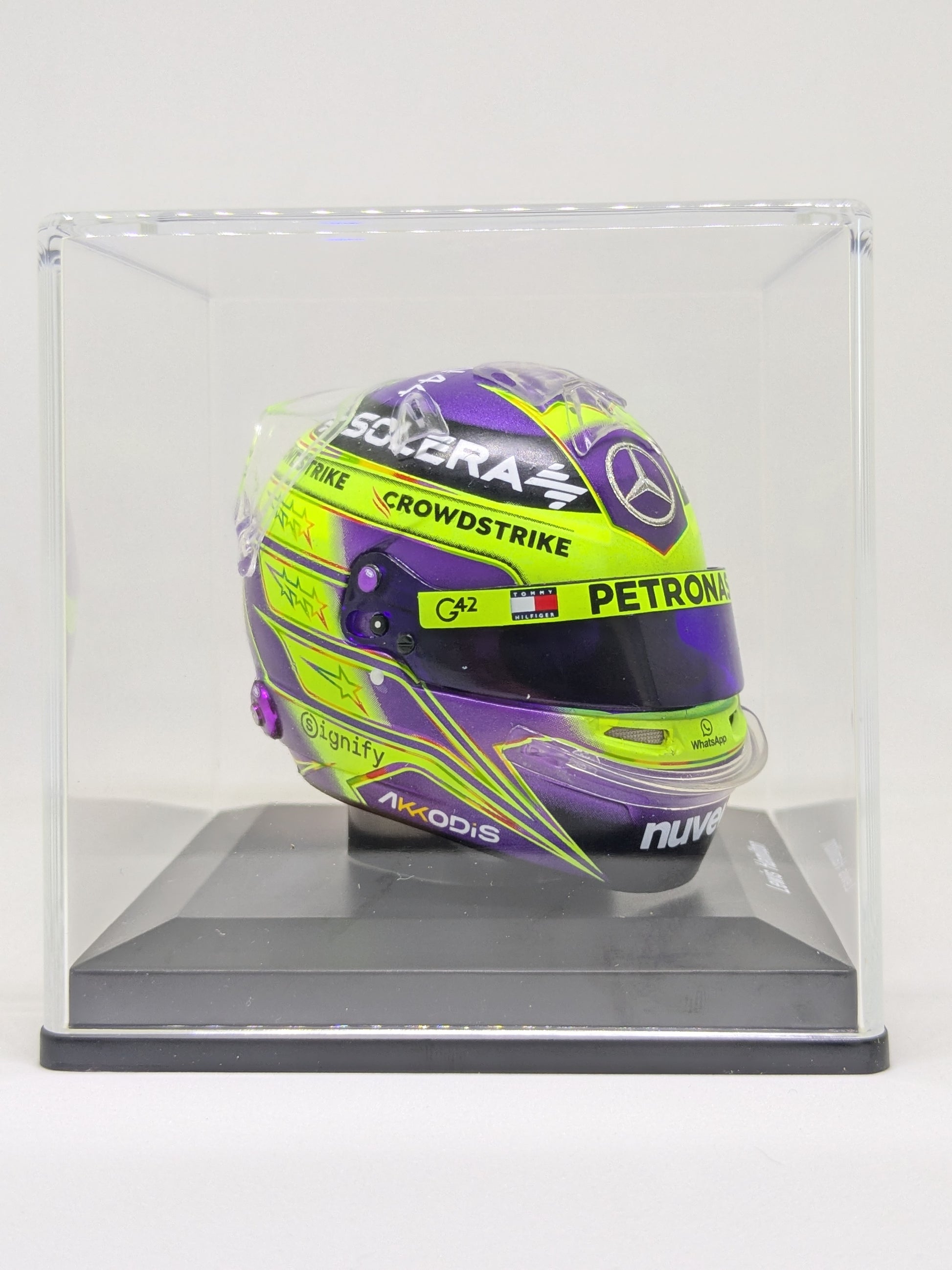 Casque Mercedes AMG Petronas F1 2023 Lewis Hamilton (modèle Spark) à l'échelle 1:5 Casque Mercedes AMG Petronas F1 2023 Lewis Hamilton (modèle Spark) à l'échelle 1:5
