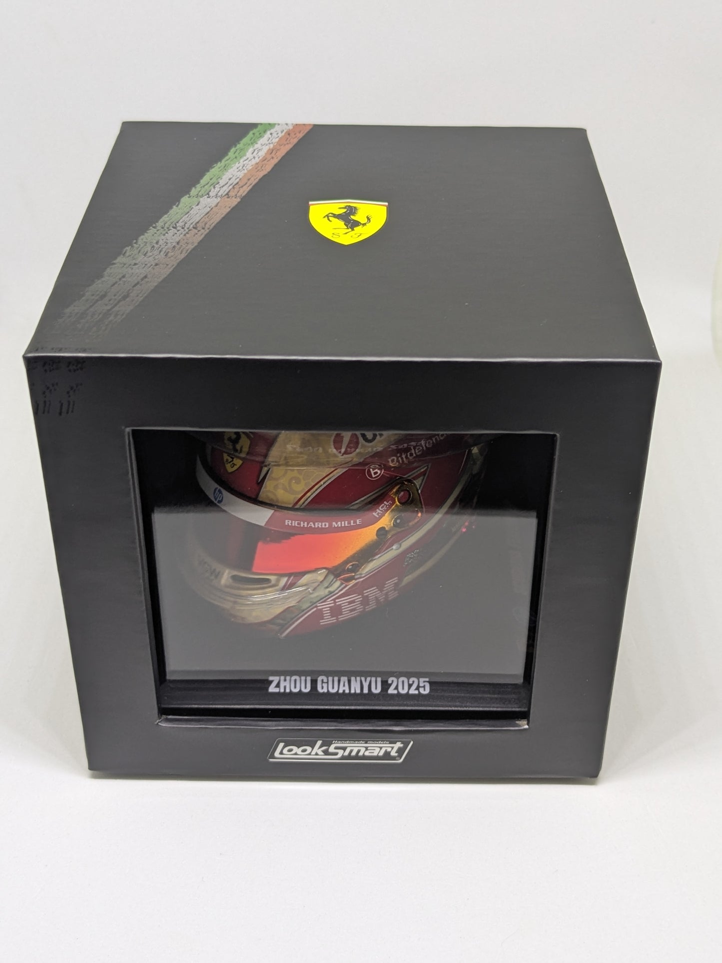 Looksmart LSHEL010 Casque 1:5 - Zhou Guanyu – Scuderia Ferrari HP - 2025