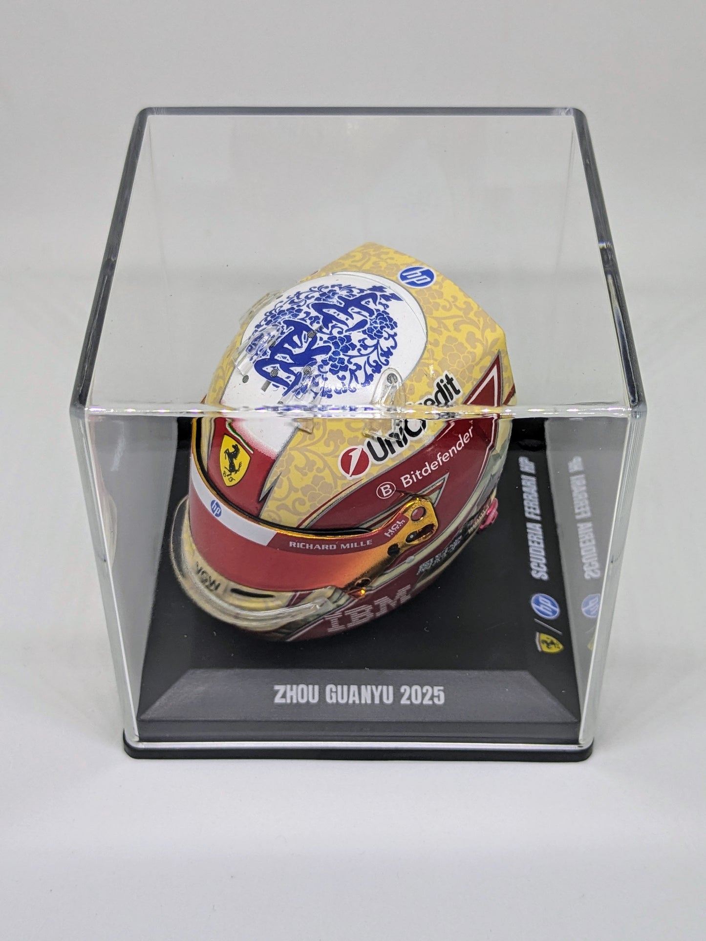 Looksmart LSHEL010 Casque 1:5 - Zhou Guanyu – Scuderia Ferrari HP - 2025