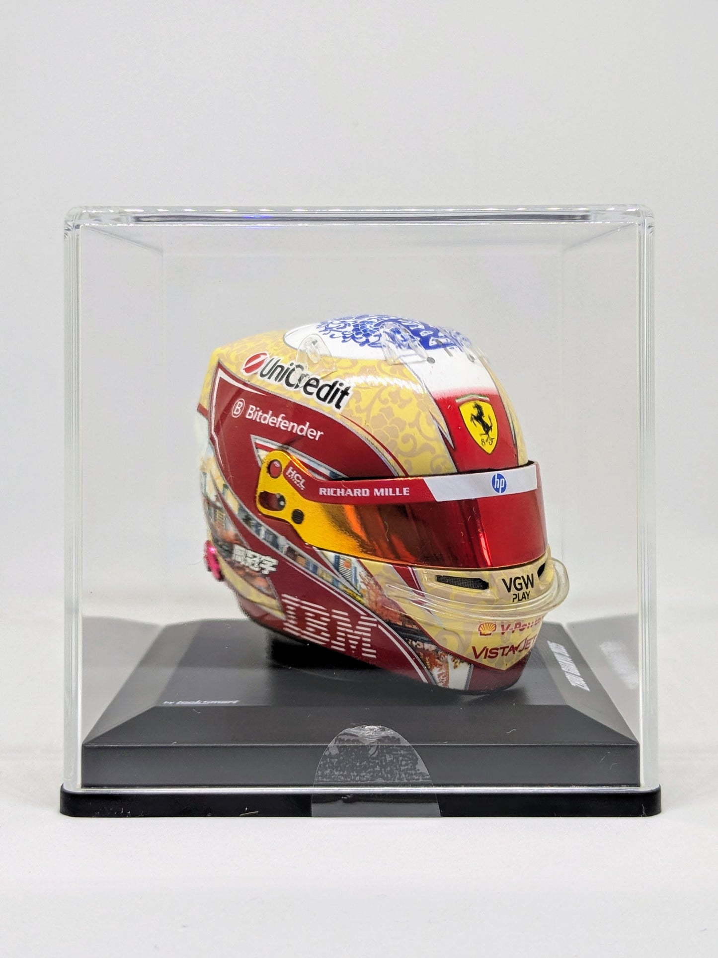 Looksmart LSHEL010 Casque 1:5 - Zhou Guanyu – Scuderia Ferrari HP - 2025
