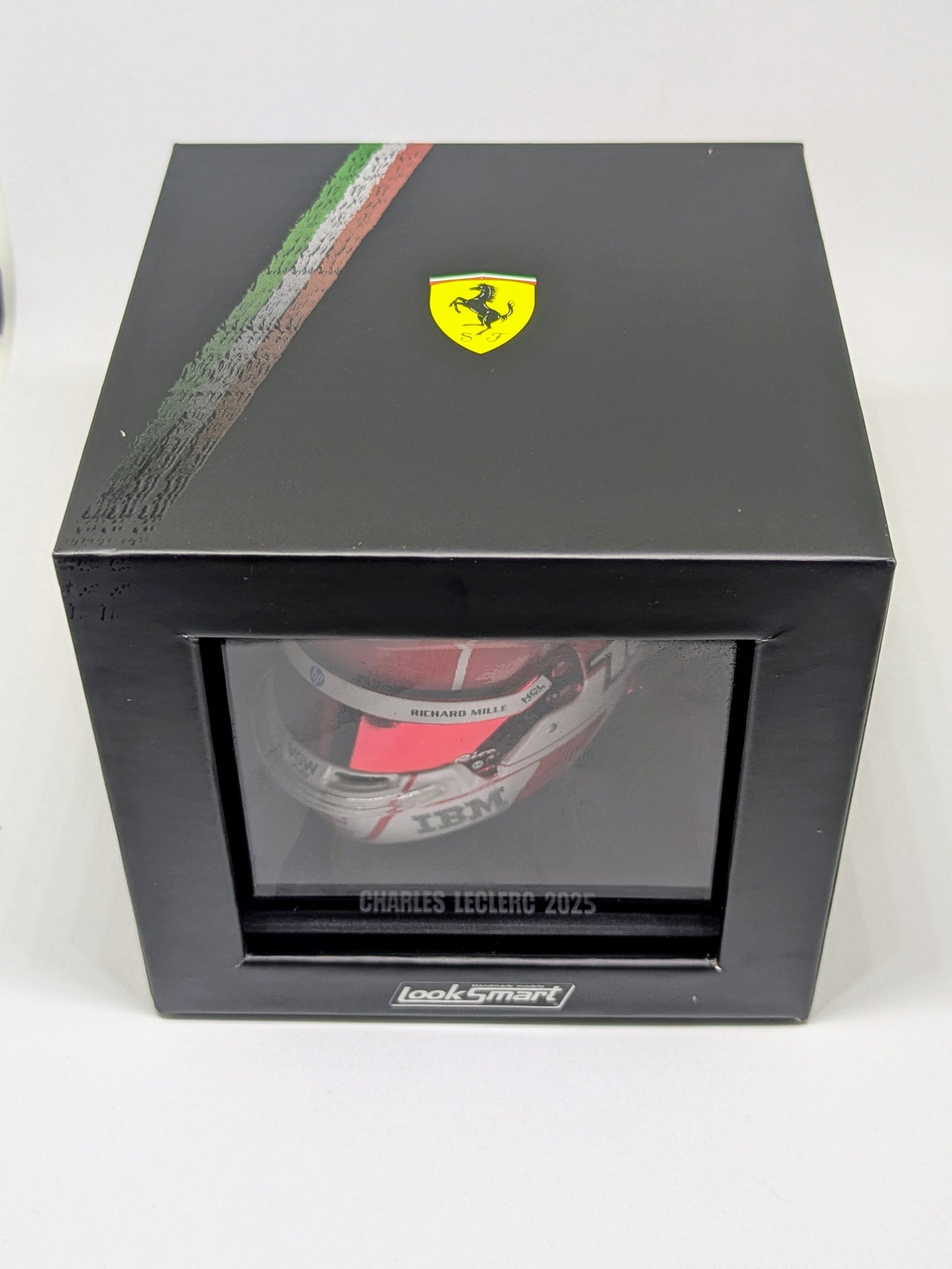 Looksmart LSHEL009 Casque 1:5 - Charles Leclerc – Scuderia Ferrari HP 2025 Season