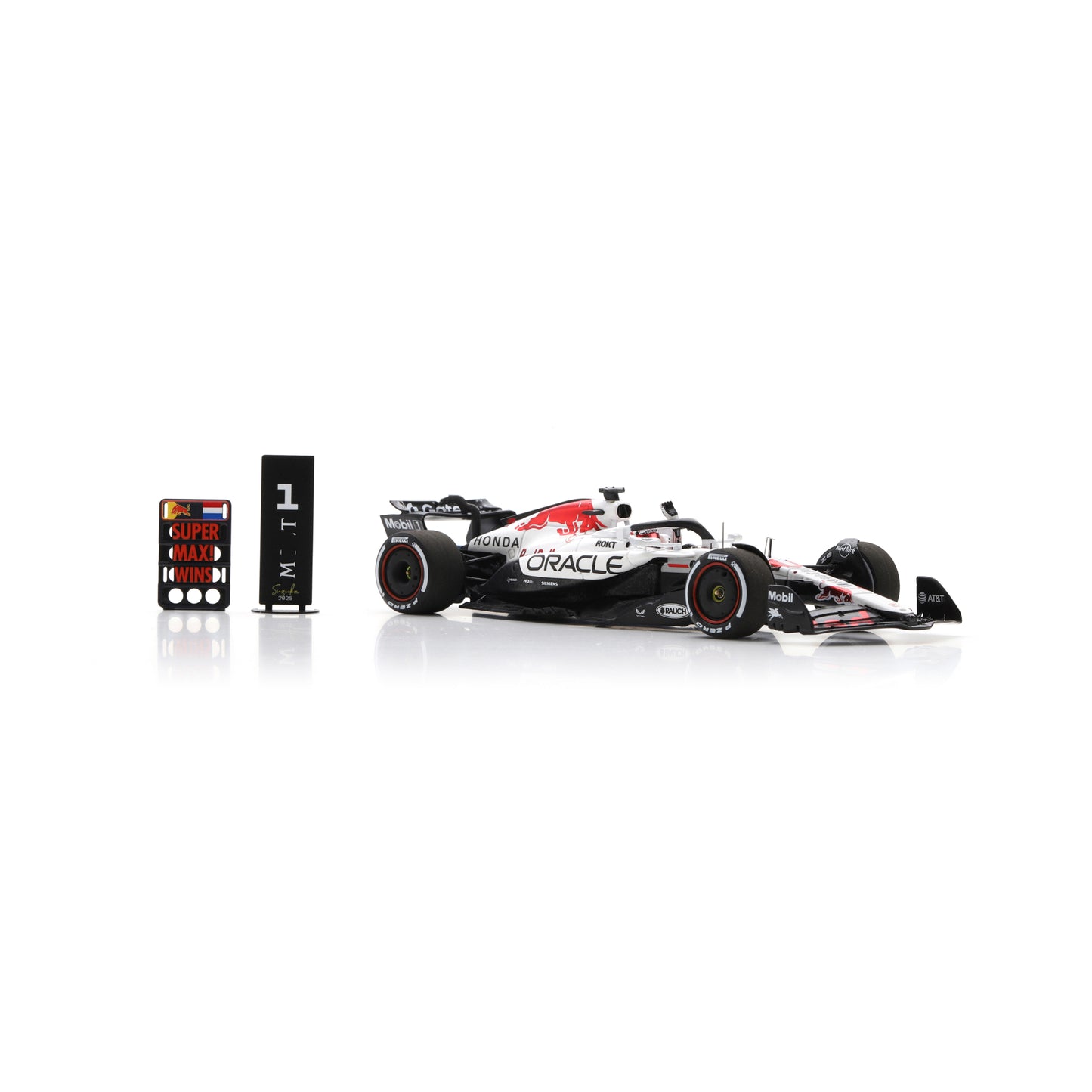 PRECOMMANDE - Spark S9594 1:43 - Red Bull Racing RB21 No.1 Oracle Red Bull Racing Winner Japanese GP 2025 Max Verstappen With Pit Board