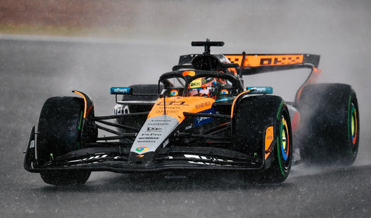 PRECOMMANDE - Spark S9597 1:43 - McLaren MCL39 No.81 McLaren Formula 1 Team 2nd British GP 2025 Oscar Piastri - with pit board