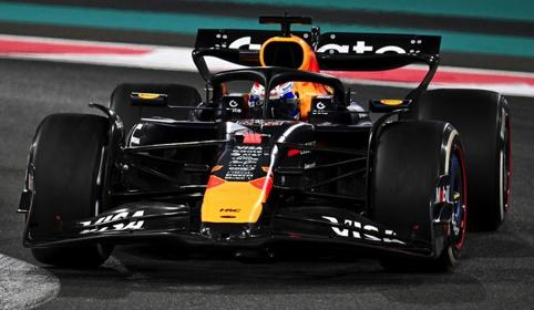 PRECOMMANDE - Spark 18S1000 1:18 - RED BULL Racing RB21 N°1 Oracle Red Bull Racing Winner Abu Dhabi GP 2025 Max Verstappen with pit board