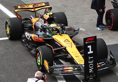 PRECOMMANDE - Spark S9675 1:43 - MCLAREN MCL39 N°4 McLaren Formula 1 Team Winner Brazilian GP 2025 Lando Norris with position board